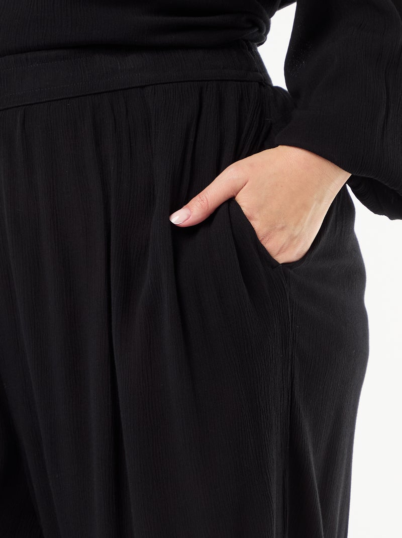 Pantalon large en maille crêpée Noir - Kiabi