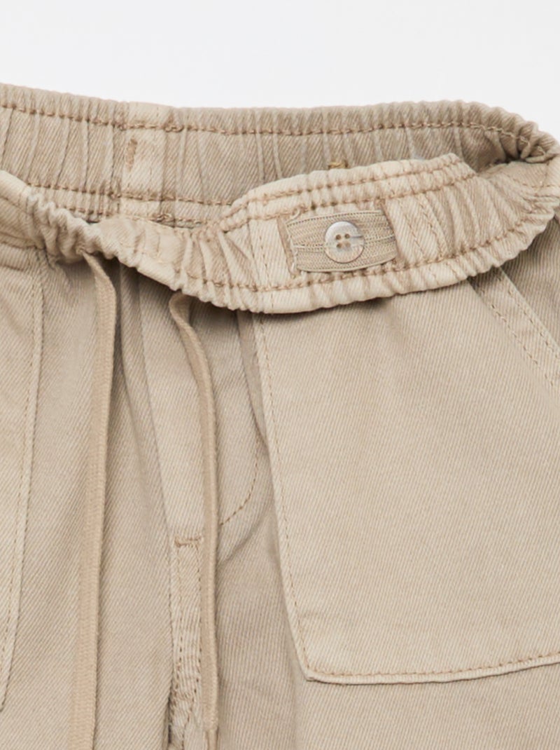 Pantaloni con tasche rettangolari - Taglio più aderente Beige - Kiabi