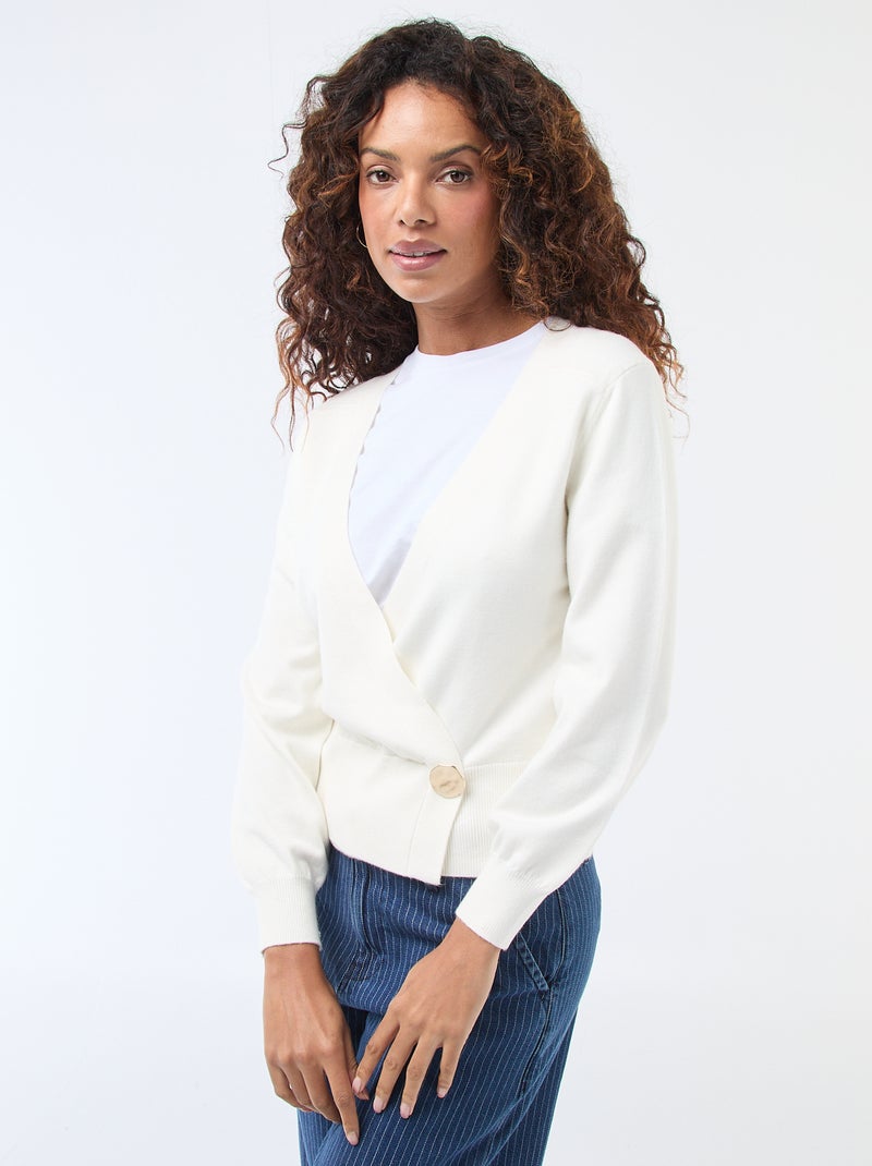 Pull effet gilet cache-coeur avec bouton doré Blanc - Kiabi