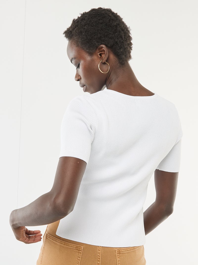 Pull manches courtes avec boutons fantaisie Blanc - Kiabi