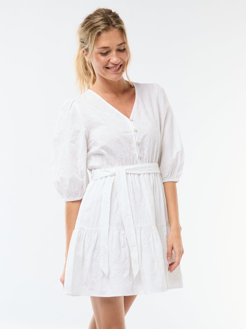 Robe courte à étage avec broderies anglaises - Kiabi