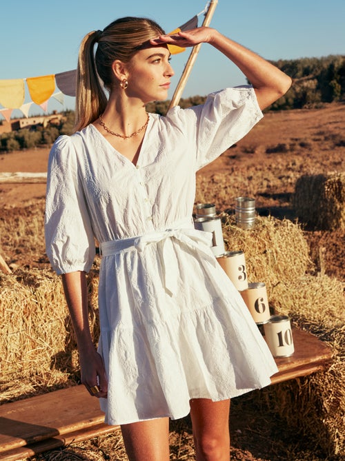 Robe courte à étage avec broderies anglaises - Kiabi