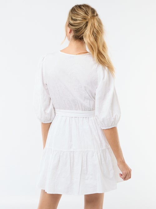 Robe courte à étage avec broderies anglaises - Kiabi