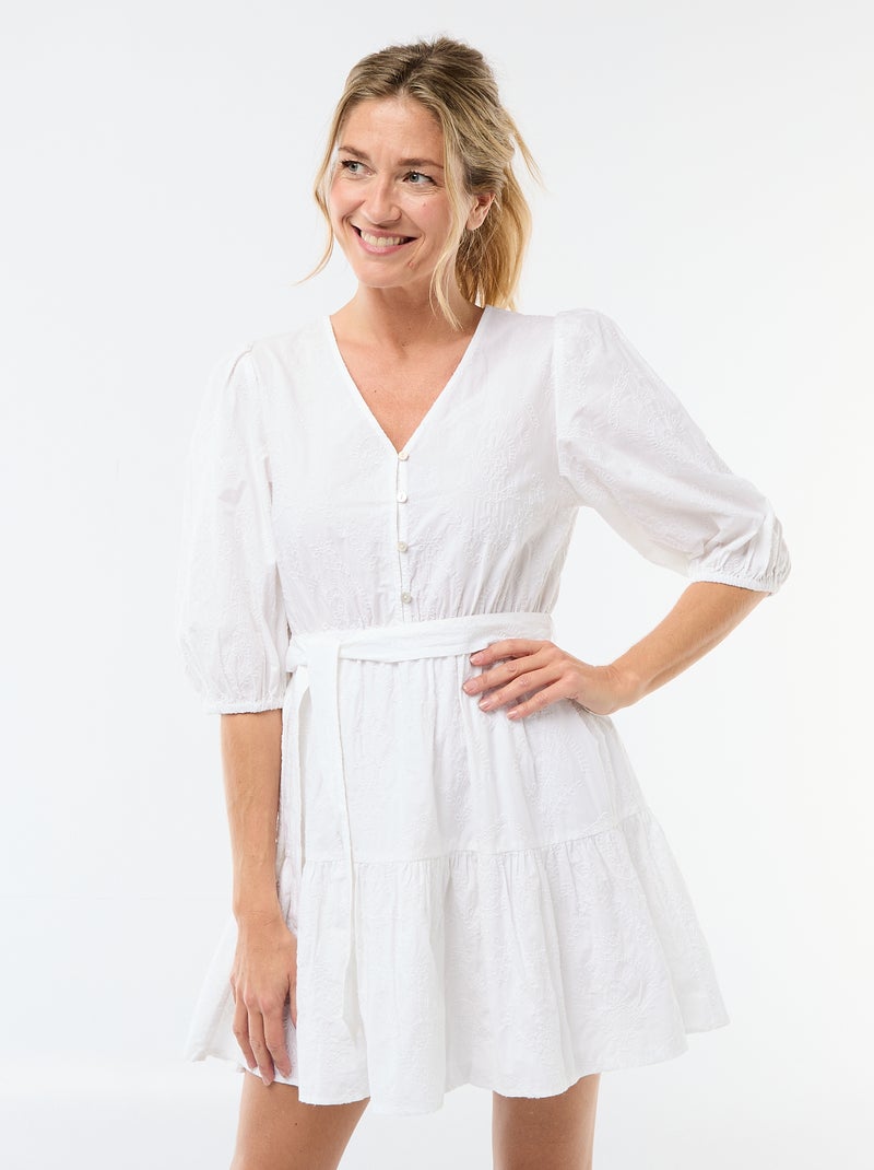 Robe courte à étage avec broderies anglaises Blanc - Kiabi