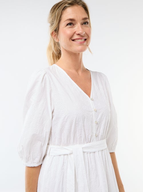 Robe courte à étage avec broderies anglaises - Kiabi