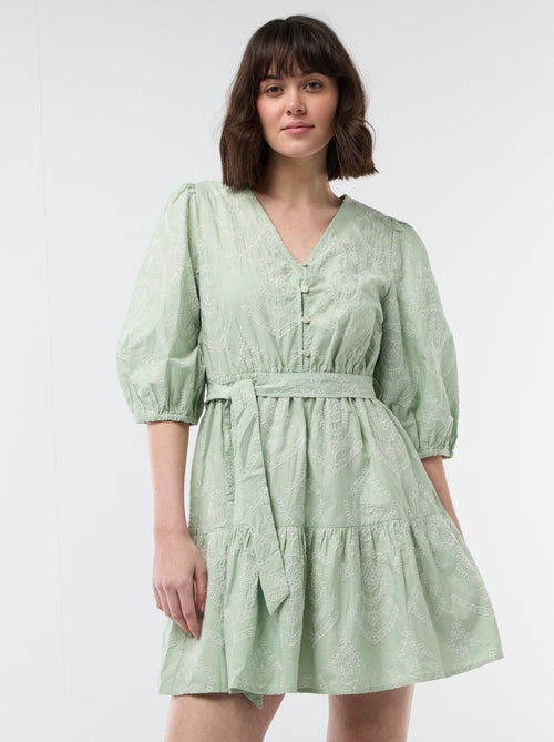 Robe courte à étage avec broderies anglaises - Kiabi