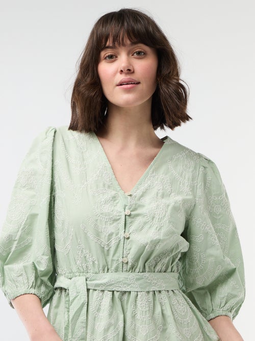 Robe courte à étage avec broderies anglaises - Kiabi