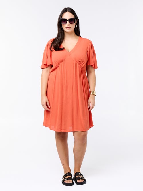 Robe courte en matière crêpée - Kiabi