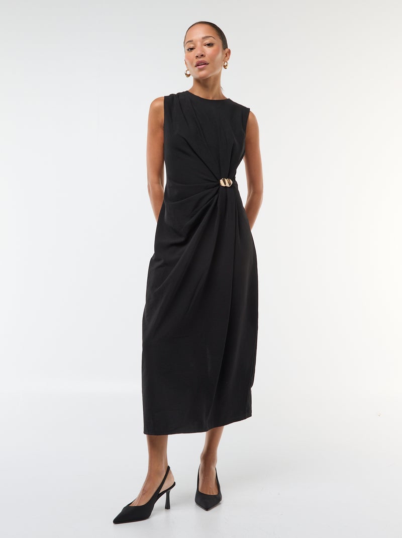 Robe longue à la coupe drapée avec bijou fantaisie à la taille Noir - Kiabi