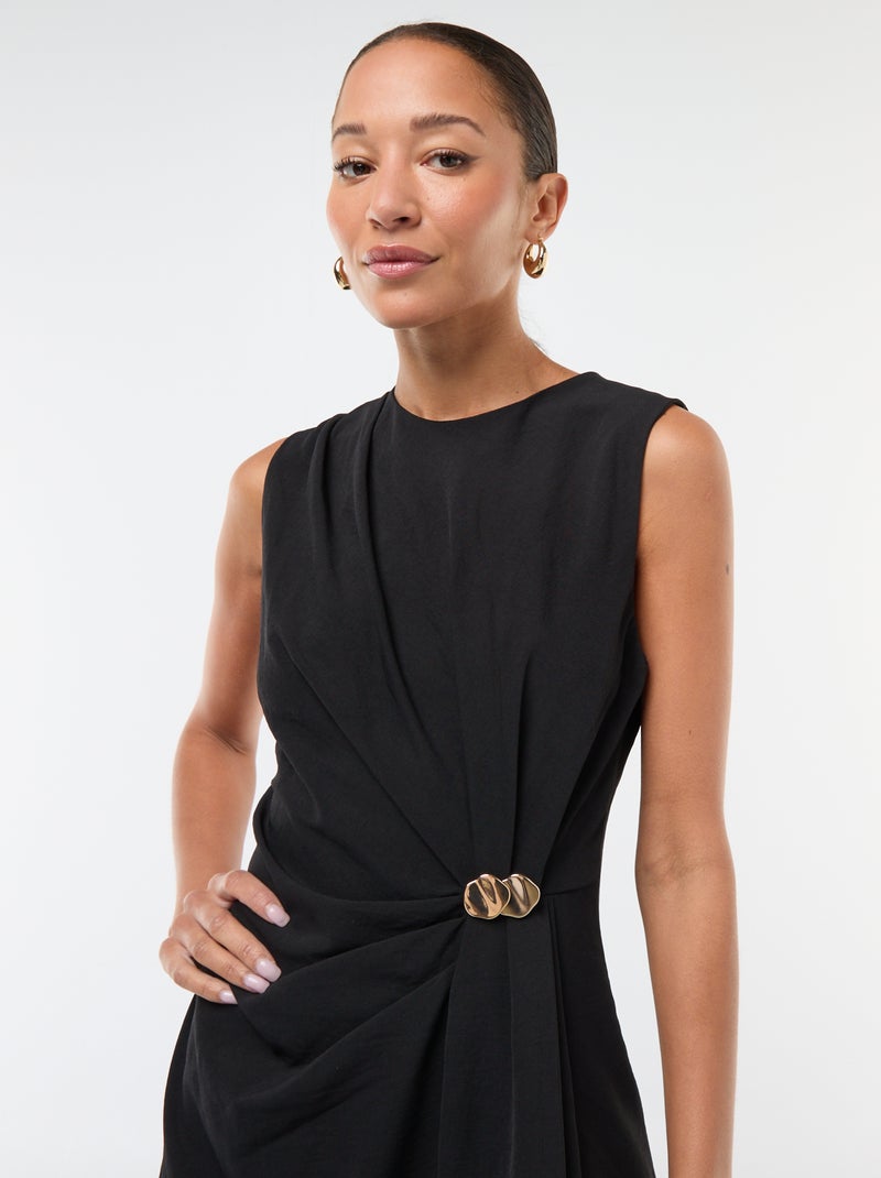 Robe longue à la coupe drapée avec bijou fantaisie à la taille Noir - Kiabi