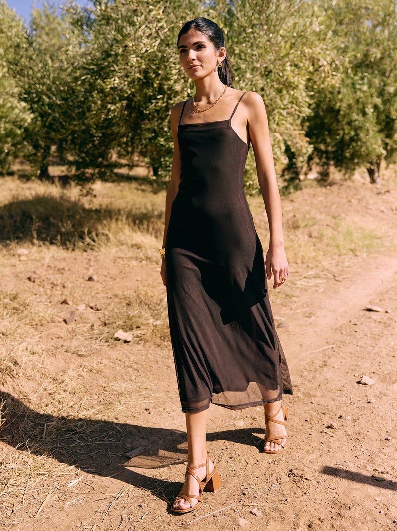 Robe longue à motif et fines bretelles Marron - Kiabi