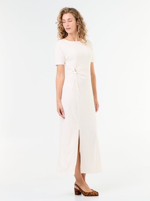 Robe longue coupe plissée et broche dorée martelée. - Kiabi