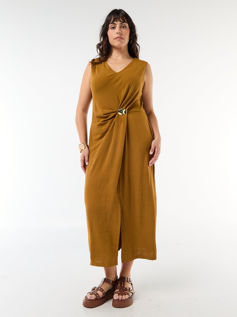 Robe longue drapée avec bijou fantaisie Marron - Kiabi