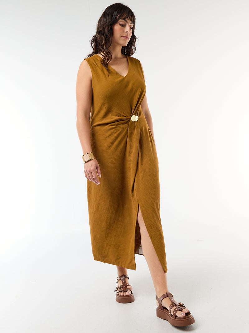 Robe longue drapée avec bijou fantaisie Marron - Kiabi