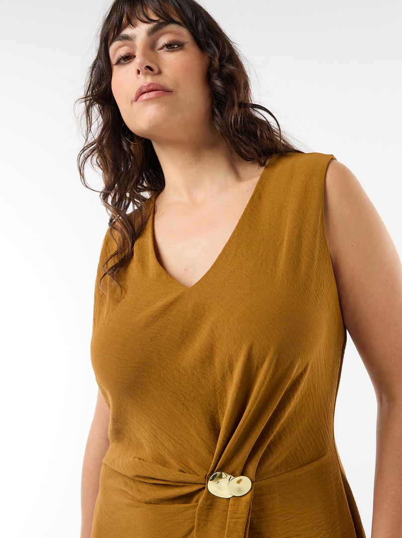 Robe longue drapée avec bijou fantaisie Marron - Kiabi