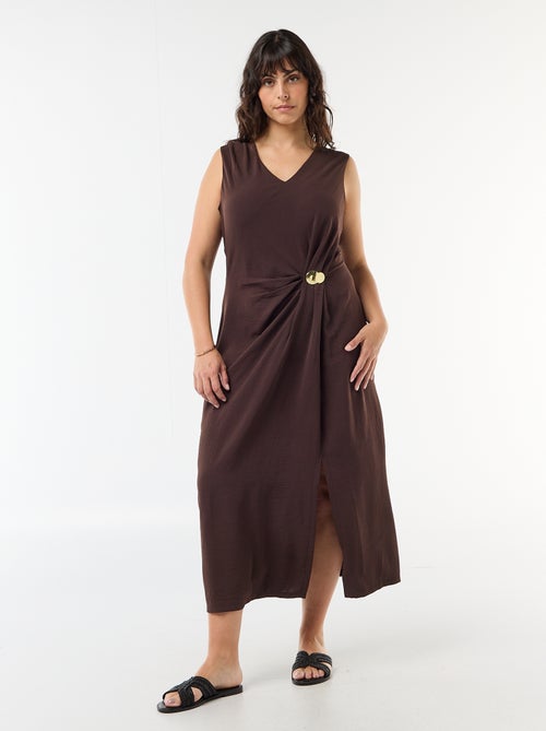 Robe longue drapée avec bijou fantaisie - Kiabi