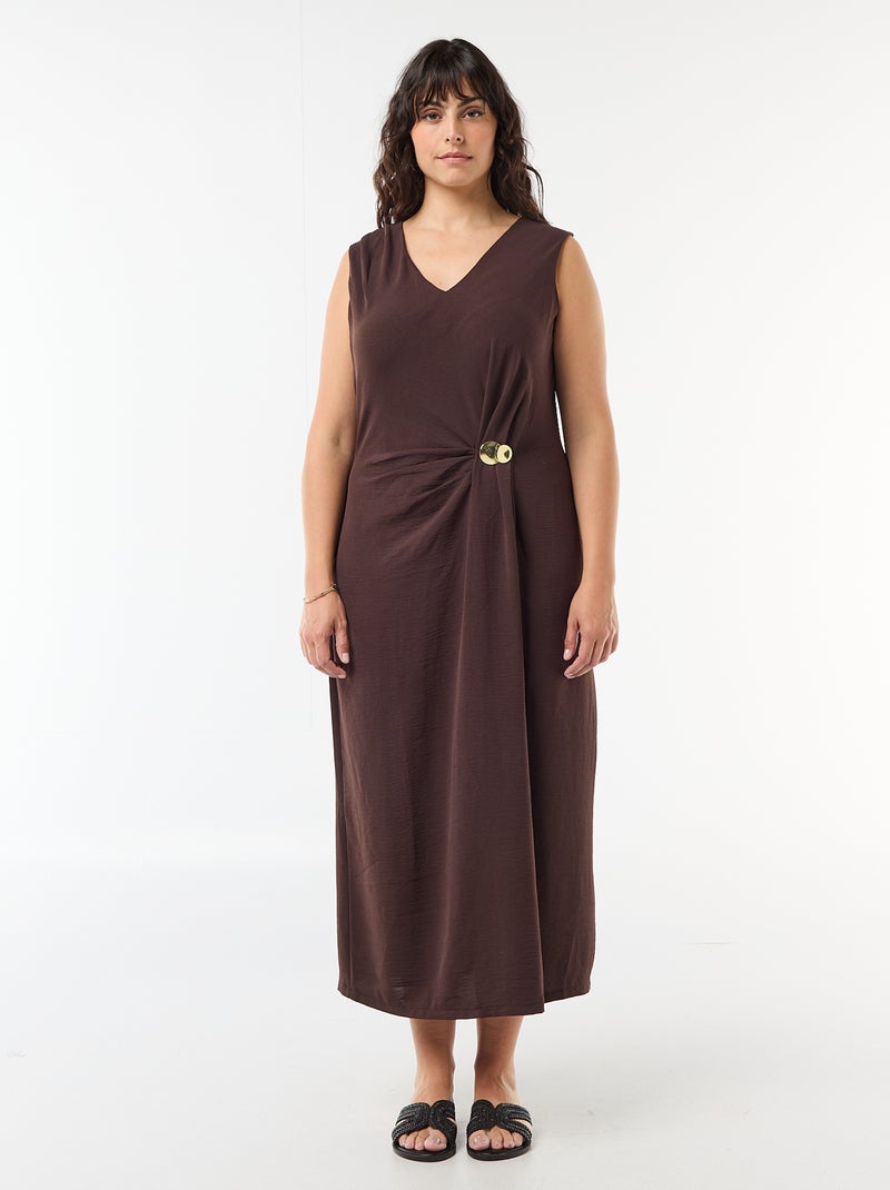 Robe longue drapée avec bijou fantaisie Marron - Kiabi