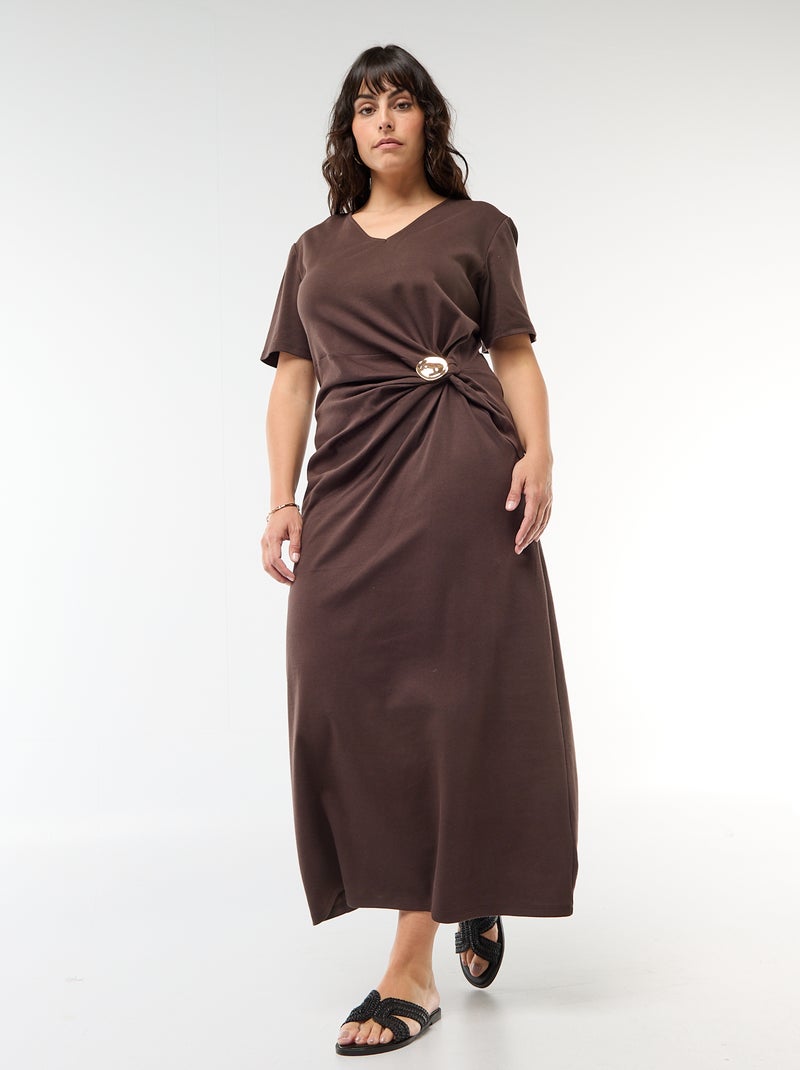 Robe longue plissé avec bijou doré Marron - Kiabi