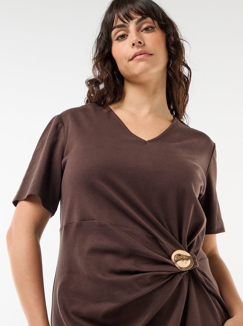 Robe longue plissé avec bijou doré Marron - Kiabi