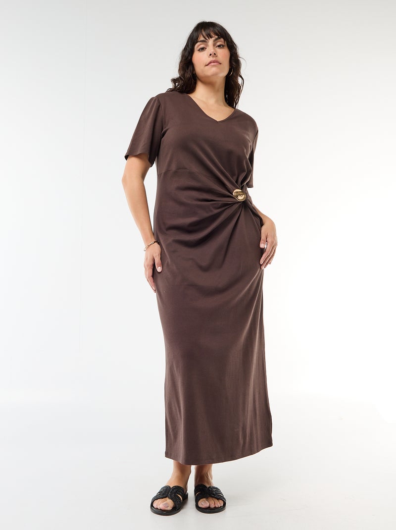 Robe longue plissé avec bijou doré Marron - Kiabi