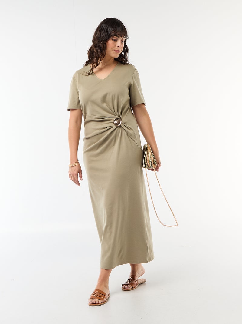 Robe longue plissé avec bijou doré Vert - Kiabi