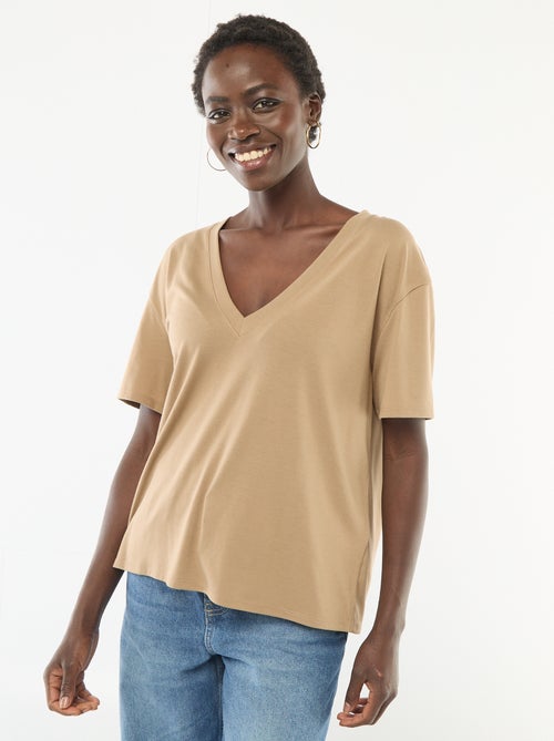 Short-sleeved t-shirt with V-neckline - Kiabi Short-sleeved t-shirt with V-neckline - Kiabi