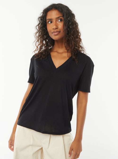 Short-sleeved t-shirt with V-neckline - Kiabi Short-sleeved t-shirt with V-neckline - Kiabi