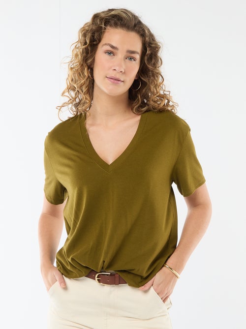 Short-sleeved t-shirt with V-neckline - Kiabi Short-sleeved t-shirt with V-neckline - Kiabi
