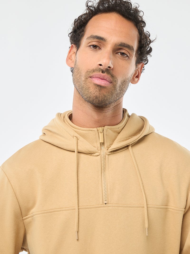 Sweat en molleton à capuche avec ouverture zippée au col Beige - Kiabi