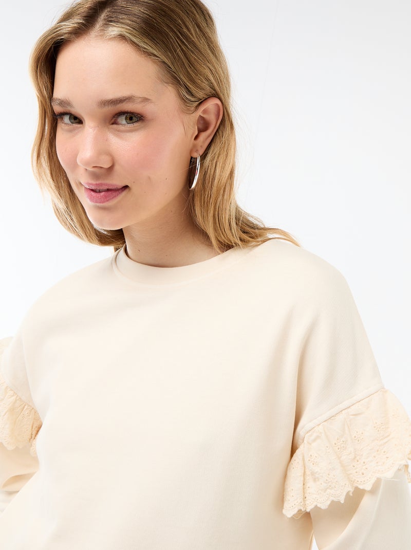 Sweat uni avec volants en borderies anglaises sur les manches Blanc - Kiabi