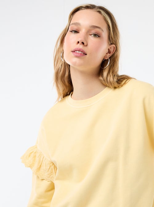 Sweat uni avec volants en borderies anglaises sur les manches - Kiabi
