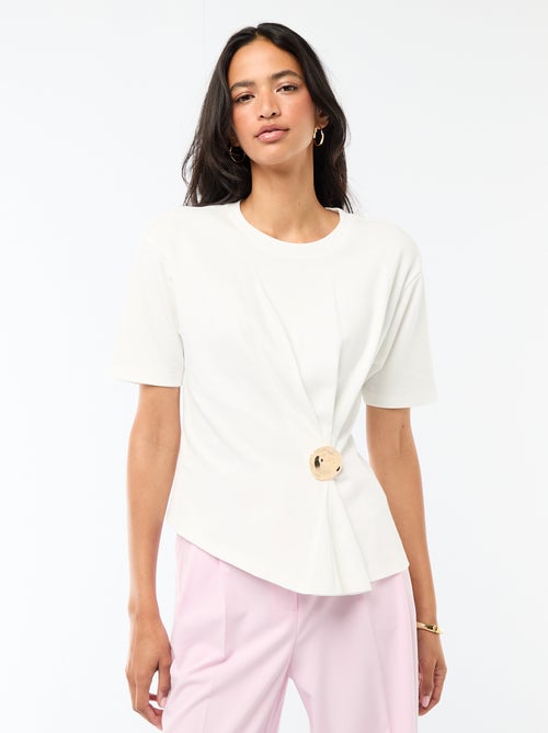 T-shirt à manches courtes drapé avec bijou fantaisie - Kiabi
