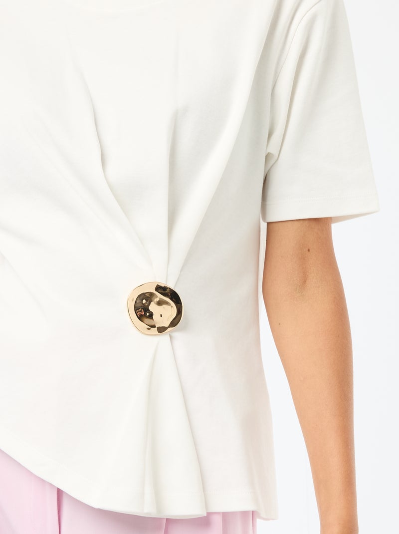 T-shirt à manches courtes drapé avec bijou fantaisie Blanc - Kiabi