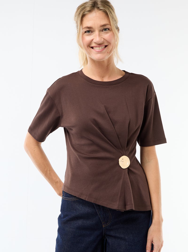 T-shirt à manches courtes drapé avec bijou fantaisie Marron - Kiabi