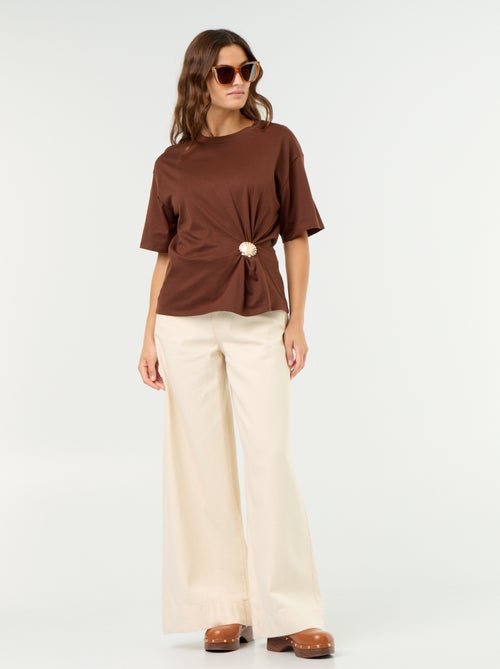 T-shirt a maniche corte con gioiello a conchiglia - Kiabi T-shirt a maniche corte con gioiello a conchiglia - Kiabi