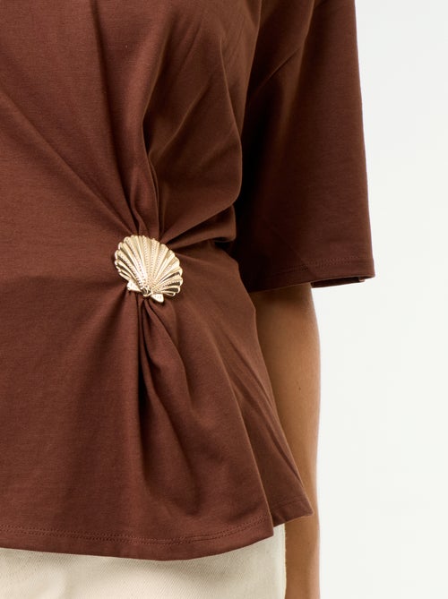T-shirt a maniche corte con gioiello a conchiglia - Kiabi T-shirt a maniche corte con gioiello a conchiglia - Kiabi
