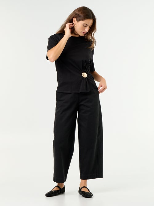 T-shirt a maniche corte con gioiello a conchiglia - Kiabi T-shirt a maniche corte con gioiello a conchiglia - Kiabi