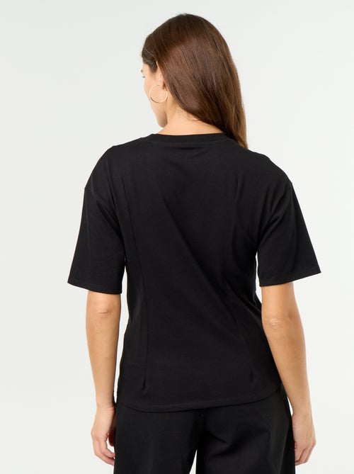 T-shirt a maniche corte con gioiello a conchiglia - Kiabi T-shirt a maniche corte con gioiello a conchiglia - Kiabi