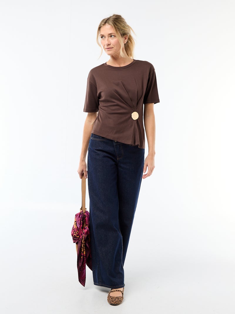 T-shirt a maniche corte drappeggiato con dettaglio gioiello Marrone - Kiabi