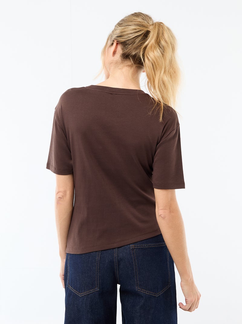 T-shirt a maniche corte drappeggiato con dettaglio gioiello Marrone - Kiabi