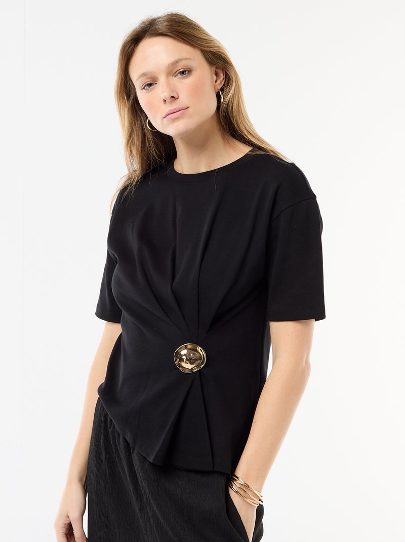 T-shirt a maniche corte drappeggiato con dettaglio gioiello Nero - Kiabi