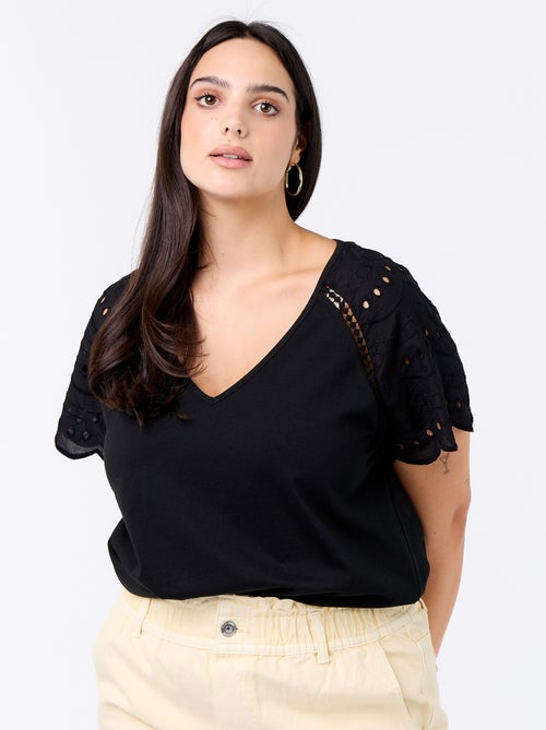 T-shirt a tinta unita con ricami sulle maniche - Kiabi