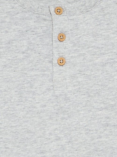 T-shirt basica con collo alla tunisina - Kiabi