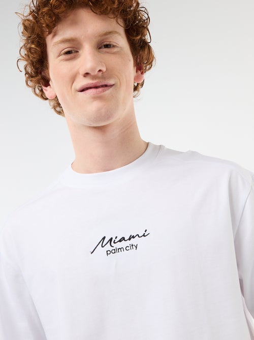 T-shirt col rond avec broderie contrastante - Kiabi