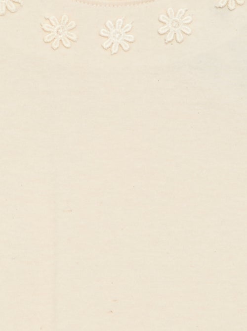 T-shirt uni avec fleurs fantaisies au col - Kiabi