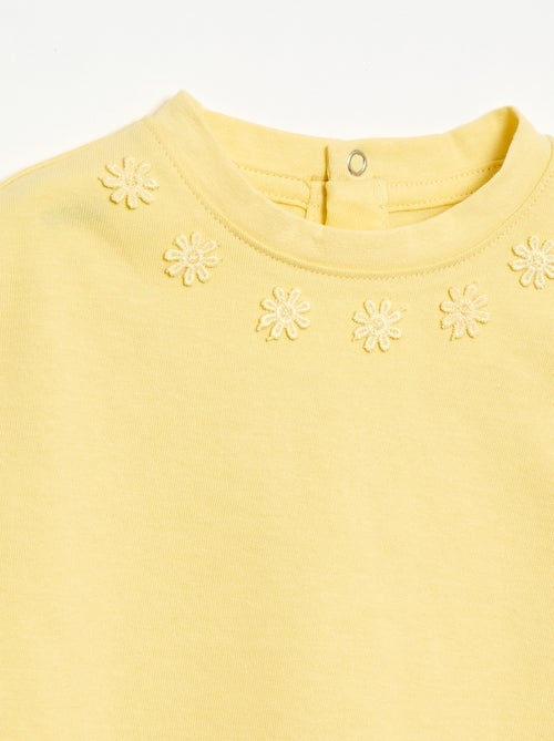 T-shirt uni avec fleurs fantaisies au col - Kiabi