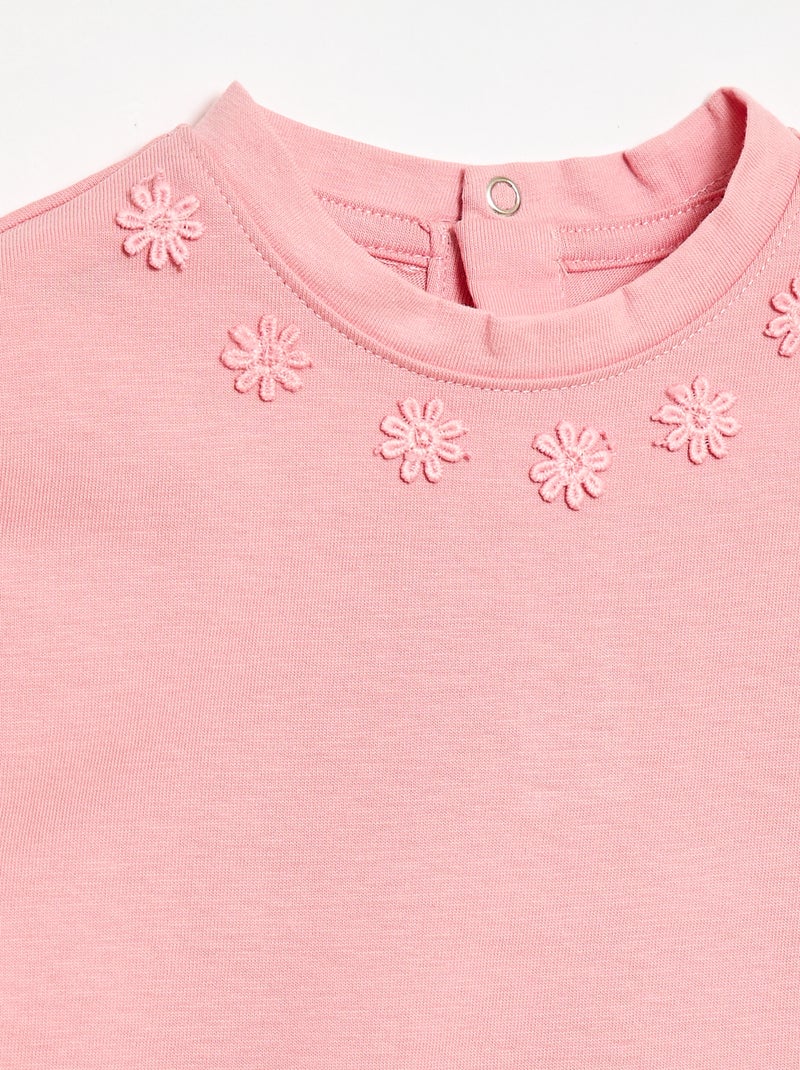 T-shirt uni avec fleurs fantaisies au col Rose - Kiabi