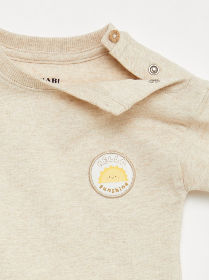 Tee-shirt avec broderie sur poitrine Beige - Kiabi