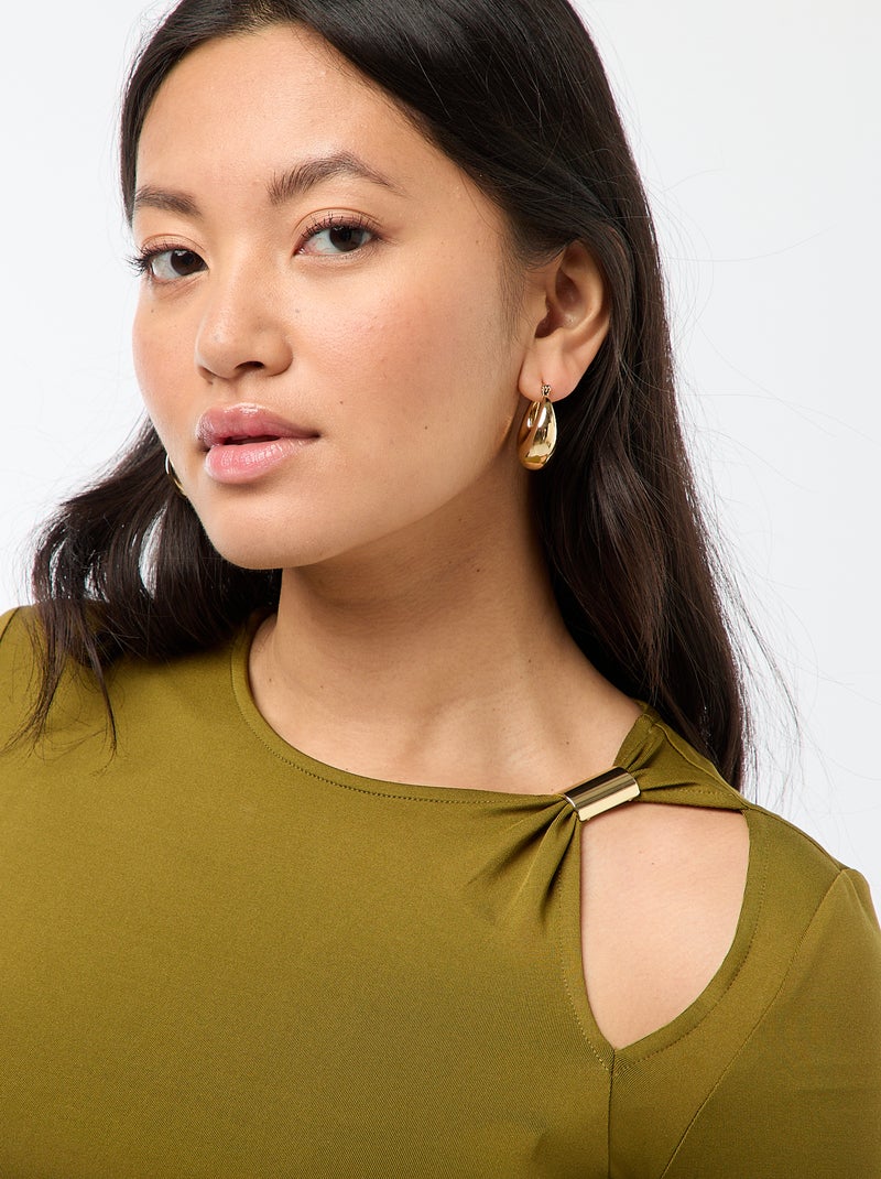 Tee-shirt cintré avec détail doré Kaki - Kiabi