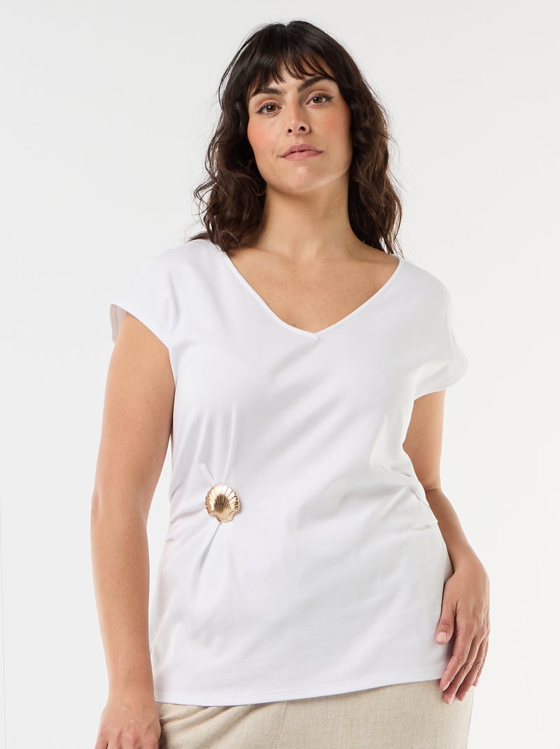 Tee-shirt drapé avec bijou doré Blanc - Kiabi
